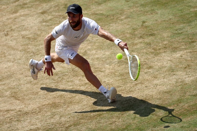 Le Français Corentin Moutet lors de sa défaite contre le Britannique Jacob Fearnley au deuxième tour du tournoi ATP 500 du Queen's à Londres le 19 juin 2025