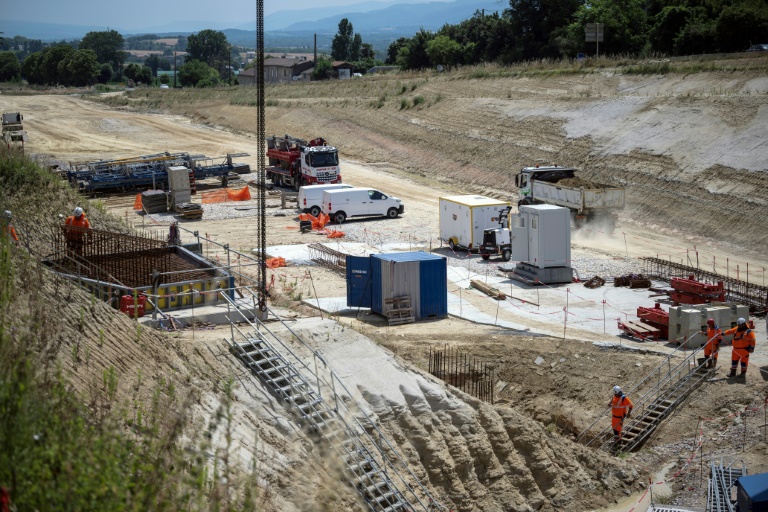 Reprise des travaux sur le chantier de construction du projet d'autoroute A69 près de Saint-Germain-des-Prés, le 24 juin 2025 dans le Tarn
