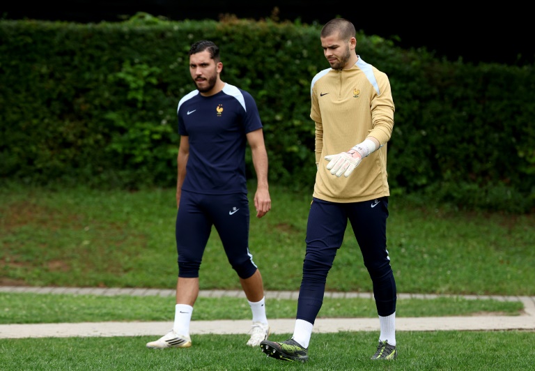 Rayan Cherki (g) et Lucas Chevalier à l'entraînement avec l'équipe de France à Bietigheim, le 7 juin 2025 à la veille du match pour la troisième place de la Ligue des nations contre l'Allemagne