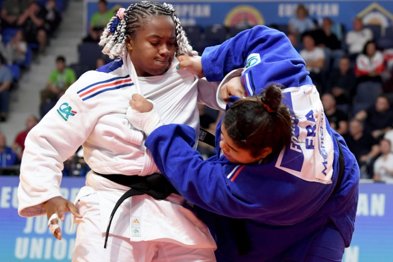 La Française Romane Dicko contre sa compatriote Léa Fontaine aux championnats d'Europe de judo, le 26 avril 2025 à Podgorica