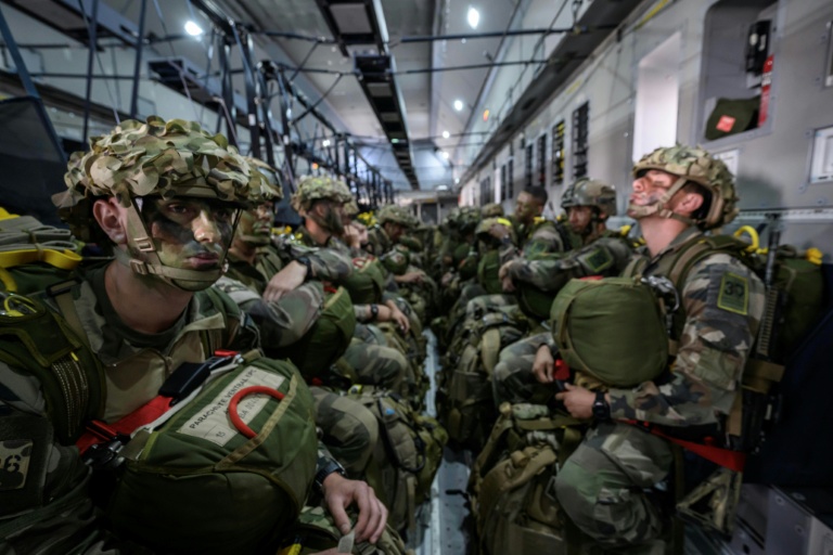 Des soldats du 3e Régiment de parachutistes d'infanterie de marine se préparent à sauter d'un avion militaire français Airbus A400M alors qu'ils participent à l'exercice militaire « Cathare 25 », près de Carcassonne le 26 juin 2025