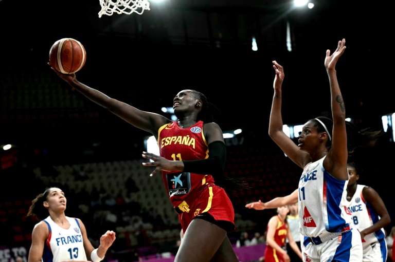 L'Espagnole Awa Fam (au centre) et la Française Valeriane Ayayi (à droite) lors de la demi-finale de l'Euro de basket entre la France et l'Espagne au Pirée (Grèce) le 27 juin 2025