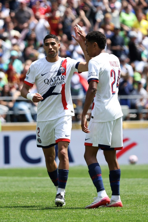 Achraf Hakimi félicité parSenny Mayulu après avoir marqué le but du break pour Paris contre Seattle au Lumen Field, le 23 juin 2025