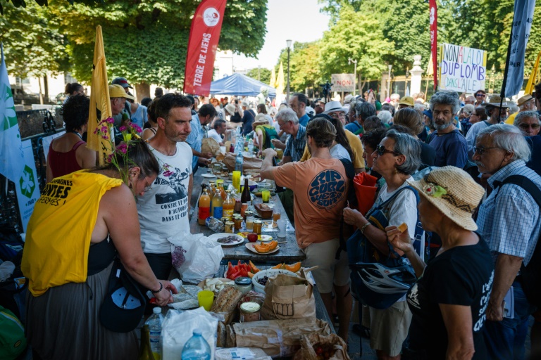 Des opposants à la loi Duplomb tiennent un banquet devant le Sénat, à Paris, le 30 juin 2025