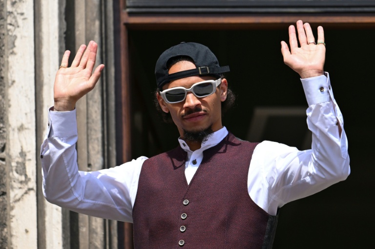 L'attaquant allemand du Bayern Munich, Leroy Sané, sur le balcon de l'hôtel de ville alors que l'équipe célèbre son titre de Bundesliga, à Munich, le 18 mai 2025