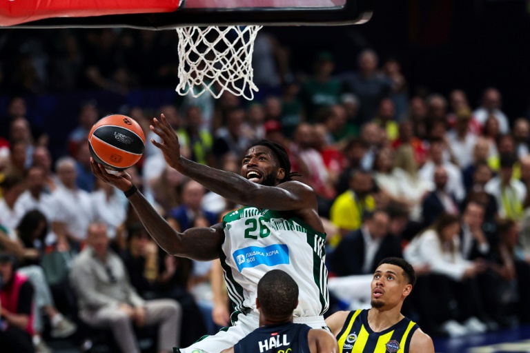 Mathias Lessort en action sous le panier lors de la demi-finale d'Euroleague entre le Fenerbahce Istanbul et le Panathinaikos Athens à Abou Dhabi le 23 mai 2025 aux Emirats arabes unis