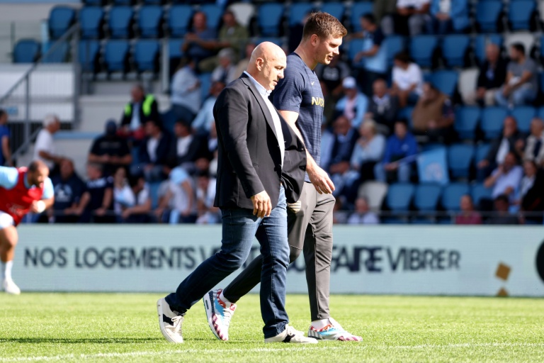 Le demi d'ouverture anglais du Racing 92, Owen Farrell (c.), et celui qui était alors le président du directoire du club francilien Laurent Travers (g.), avant un match de Top 14 contre l'Aviron Bayonnais, à Bayonne, le 19 octobre 2024