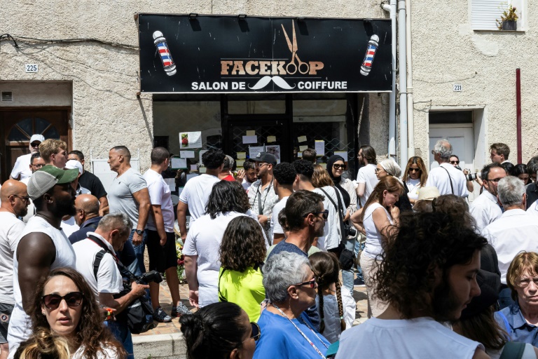 Des personnes rassemblées devant le salon de coiffure où le Tunisien Hichem Miraoui travaillait, avant une marche blanche pour lui rendre hommage, le 8 juin 2025 à Puget-sur-Argens, dans le Var