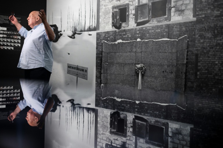 Le photographe Raymond Depardon devant l'exposition qui lui est dédiée au Mémorial de la Shoah, le 25 juin 2025, à Paris
