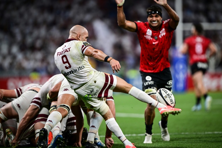 Le joueur de Bordeaux-Bègles Maxime Lucu dégage le ballon lors de la demi-finale du championnat de France de rugby Top14 entre l'Union Bordeaux-Bègles (UBB) et le Rugby Club Toulonnais au Groupama Stadium à Décines-Charpieu le 21 juin 2025.