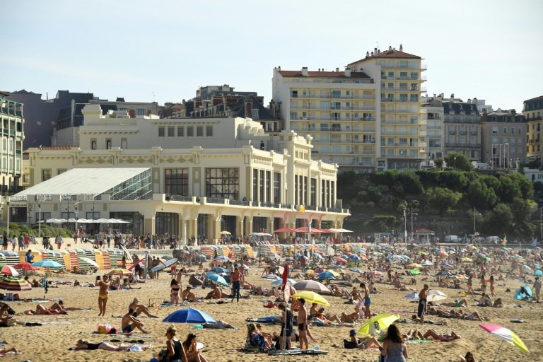 La Grande plage envahie d'estivants et le casino de Biarritz (c), le 22 août 2019