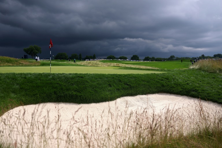 L'orage s'abat sur le parcours d'Oakmont (Pennsylvanie) lors du 4e tour de l'US Open, le 15 juin 2025