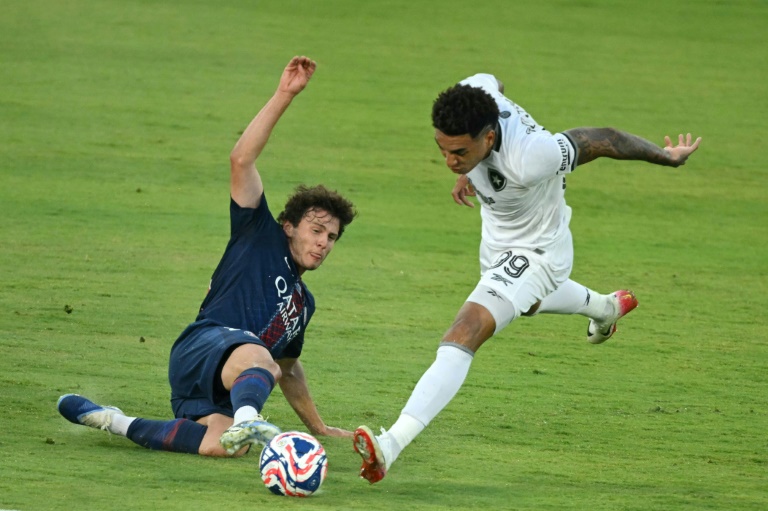 Joao Neves, le milieu du PSG, tente de s'interposer devant Igor Jesus, l'attaquant de Botafogo, lors du match du Mondial des clubs entre les deux équipes le 19 juin 2025 au Rose Bowl stadium à Los Angeles