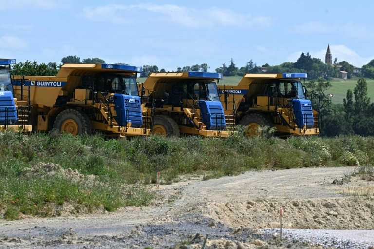 Des engins de chantier sur le site de construction de l'autoroute A69, le 28 mai 2025 à Verfeil, en Haute-Garonne
