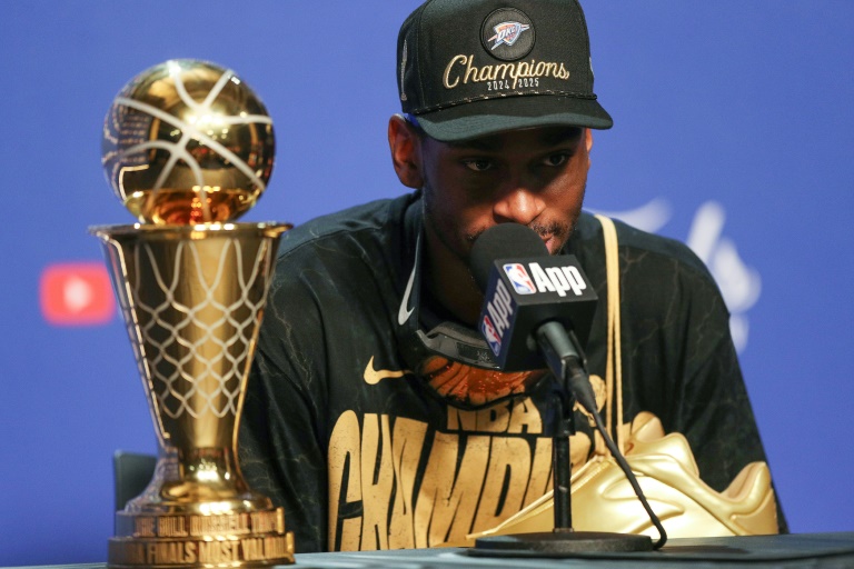 Le meneur du Thunder d'Oklahoma City Shai Gilgeous-Alexander avec le trophée de champion NBA, en conférence de presse le 22 juin 2025 à Oklahoma City