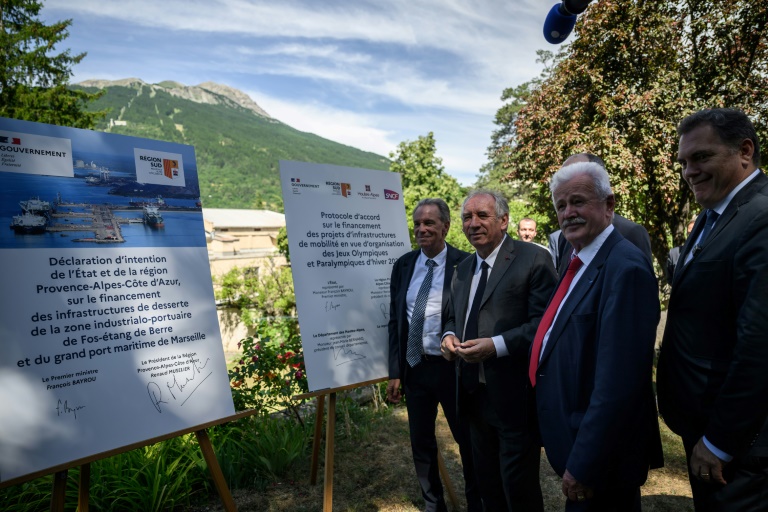 Le Premier ministre François Bayrou (c) et le ministre français chargé des Transports Philippe Tabarot (d) participent à la signature d'un protocole financier pour la mobilité à Briançon, le 27 juin 2025 dans les Hautes-Alpes