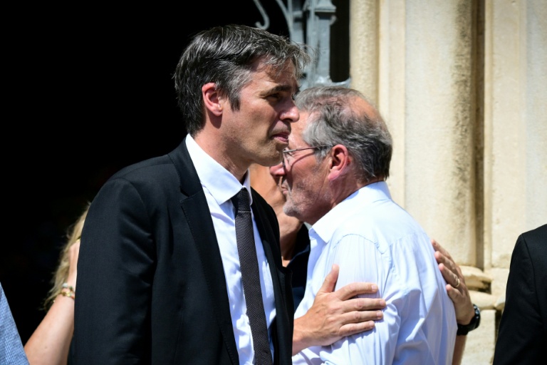L'Allemand Michael Gerlinger assiste à la cérémonie d'enterrement de Bernard Lacombe, ancien joueur et figure de proue du football français et de l'Olympique Lyonnais (OL), à l'église Saint-Louis de Fontaines-sur-Saône, près de Lyon, le 25 juin 2025