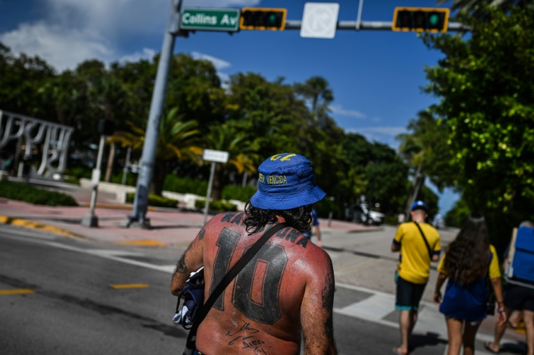 Un supporter de Boca Juniors arborant un tatouage de la légende argentine Diego Maradona à Miami Beach, en Floride, le 19 juin 2025, à la veille du match du Mondial des clubs entre le Bayern Munich et Boca Juniors