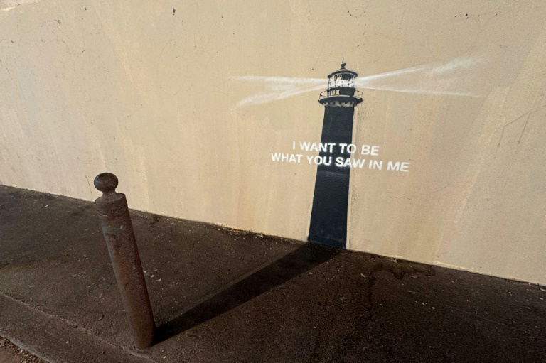Une nouvelle œuvre de l'artiste de rue Banksy apparue sur la façade d'un immeuble à Marseille, le 30 mai 2025