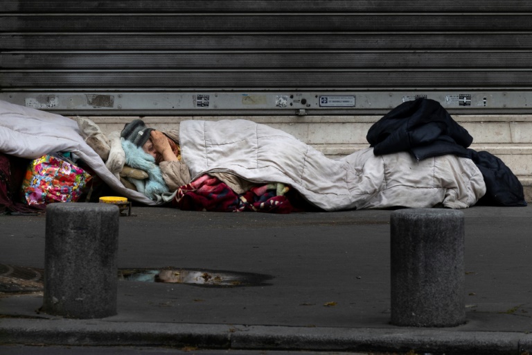 Un sans-abri dort sur un trottoir à Paris, le 21 avril 2025