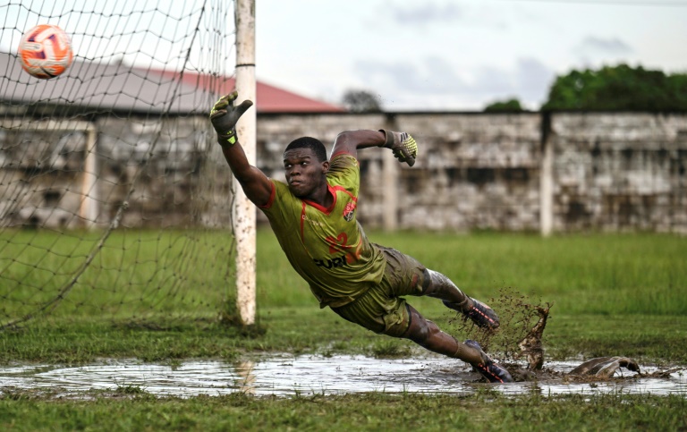 Le gardien de l'équipe du Sport Vereniging Robinhood football lors d'un entraînement à Paramaribo le 26 mai 2025
