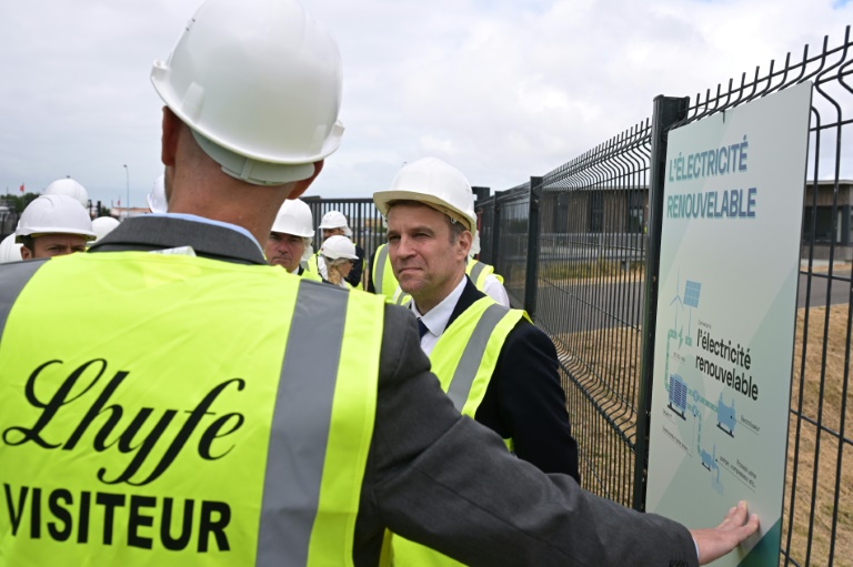 Le ministre de l'Energie Marc Ferracci, lors d'une visite sans une usine du producteur d'hydrogène renouvelable LhyfeF à Bouin, en Vendée, le 23 juin 2025