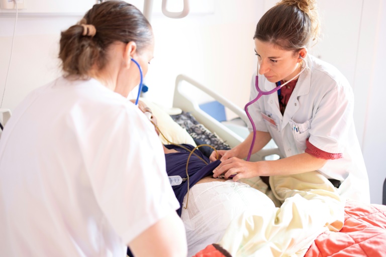 Des personnels soignants, une docteure et une infirmière, s'occupent d'un patient en soins palliatifs à l'hôpital AP-HP Paul-Brousse à Villejuif, dans le Val-de-Marne, le 4 juin 2025