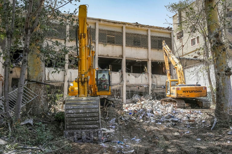 Photo obtenue auprès de l'agence de presse judiciaire iranienne Mizan Online, le 25 juin 2025, d'engins de chantier déblayant les décombres à l'extérieur du complexe pénitentiaire d'Evin à Téhéran touché par une frappe israélienne