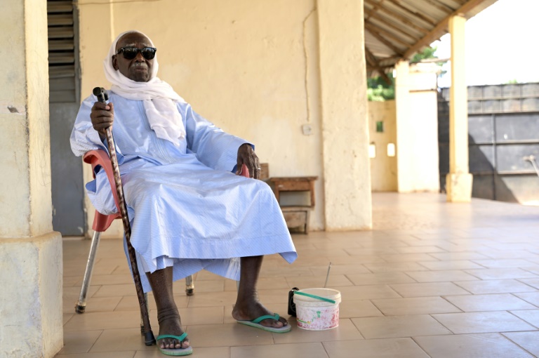Biram Senghor, fils d'un tirailleur sénégalais tué par l'armée coloniale française en 1944 à Thiaroye, sur la terrasse de sa maison de Diakhao, le 22 novembre 2024 au Sénégal