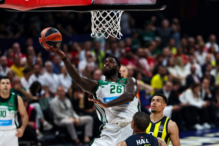 Le Français du Panathinaïkos Mathias Lessort avec son club lors de la demi-finale d'Euroligue contre Fenerbahce à Abou Dhabi le 23 mai 2025
