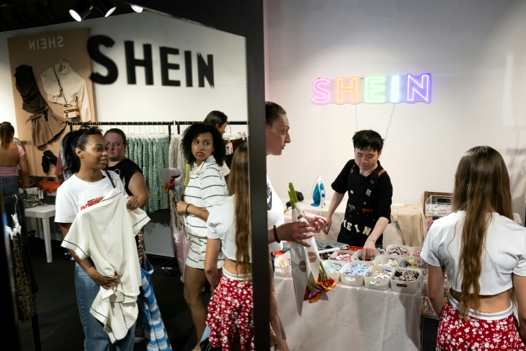 Des clientes dans une boutique éphémère de la marque asiatique Shein, le 26 juin 2025 à Diajon, en Côte-d'Or