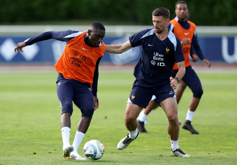 Randal Kolo Muani (g.) et Clément Lenglet lors d'un entraînement avec les Bleus, le 2 juin 2025, à Clairefontaine