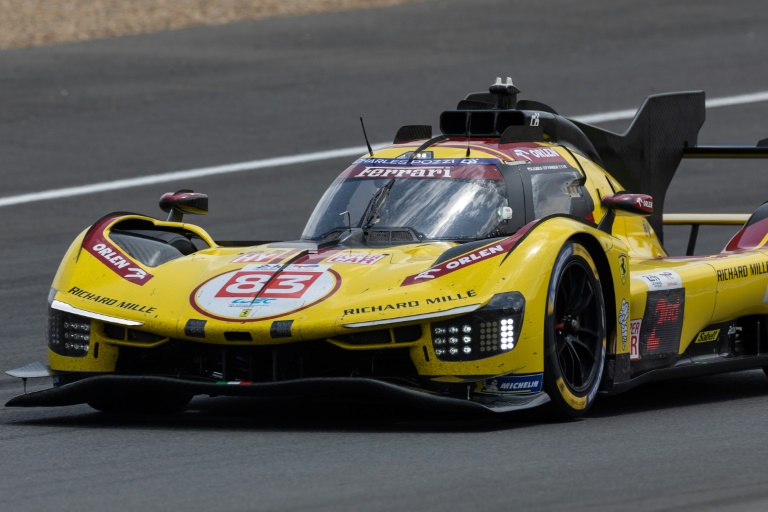 La Ferrari N83 pilotée par le pilote polonais Robert Kubica pendant les qualifications des 24 heures du Mans le 12 juin 2025
