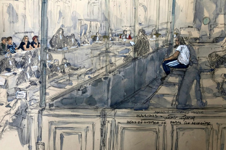 Croquis d'audience montrant Mohamed Lamine Aberouz (à droite) assistant à la première journée du procès de l'attentat de Magnanville au palais de justice de Paris, le 25 septembre 2023