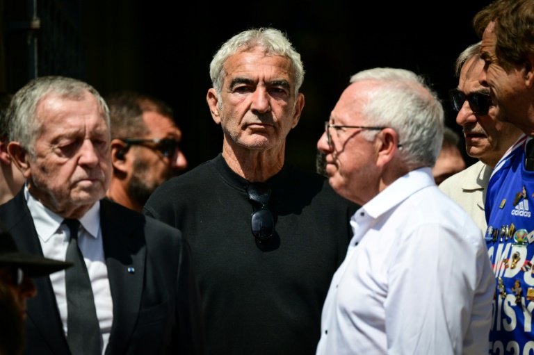 Raymond Domenech, ancien joueur du club et ancien sélectionneur national et Jean-Michel Aulas (g), ancien président du club, aux obsèques de Bernard Lacombe, ancien attaquant de l'Olympique lyonnais, le 25 juin 2025 à l'église Saint-Louis à Fontaines-sur-Saône près de Lyon
