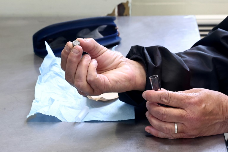 Un usager se prépare à fumer du crack dans la salle d'injection supervisée de drogues Argos dont s'occupe l'association Ithaque à Strasbourg, le 4 juin 2025 dans le Bas-Rhin