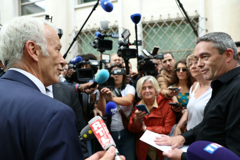 Le président du Medef Patrick Martin, à gauche, et Yvan Ricordeau, négociateur de la CFDT, à droite, le 23 juin 2025, à Paris