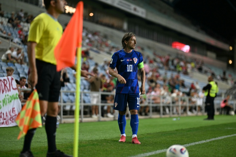 Le milieu de terrain croate Luka Modric se prépare à tirer un corner lors du match de qualification pour la Coupe du monde 2026 entre Gibraltar et la Croatie, à Loulé (Portugal), le 6 juin 2025