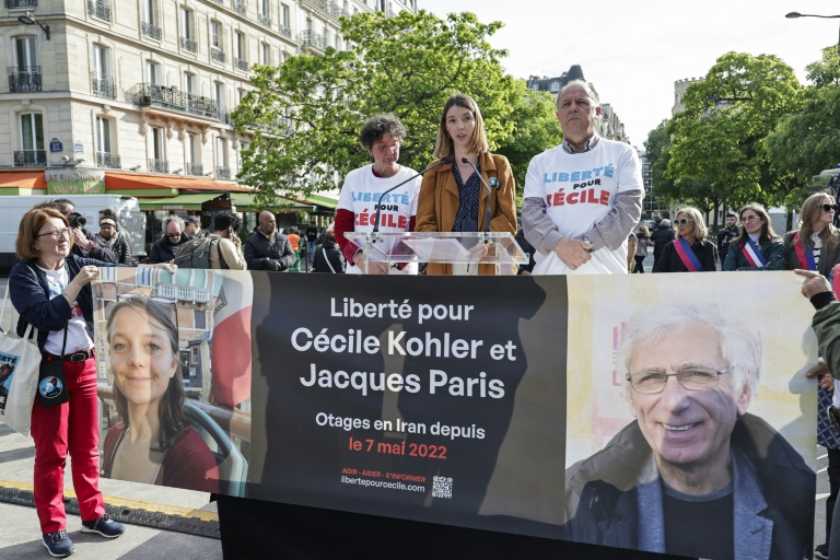 La soeur et les parents de Cécile Kohler, Noémie, Mireille et Pascal Kohler, lors d'un rassemblement pour marquer les trois ans de détention de l'enseignante fançaise et de son compagnon Jacques Paris en Iran, à Paris le 7 mai 2025