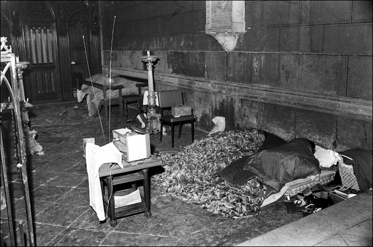 Des travailleuses du sexe occupent l'église de Saint-Nizier à Lyon pour protester contre l'attitude répressive de la police à leur égard, le 6 juin 1975