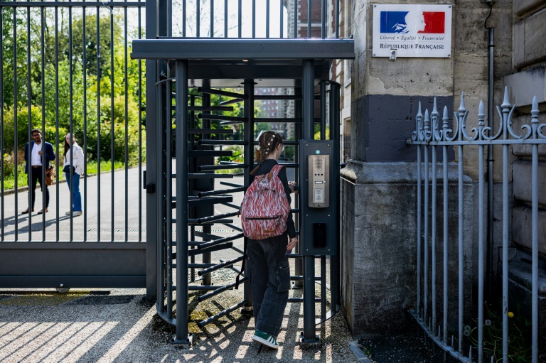 Un élève passe par un tourniquet de sécurité à l'entrée du lycée Montebello à Lille, le 25 avril 2025 dans le Nord