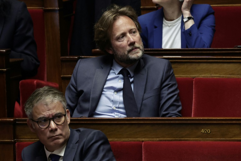 Le chef de file des députés socialistes Boris Vallaud et le premier secrétaire du PS sortant Olivier Faure en séance au Parlement, le 27 mai 2025 à Paris