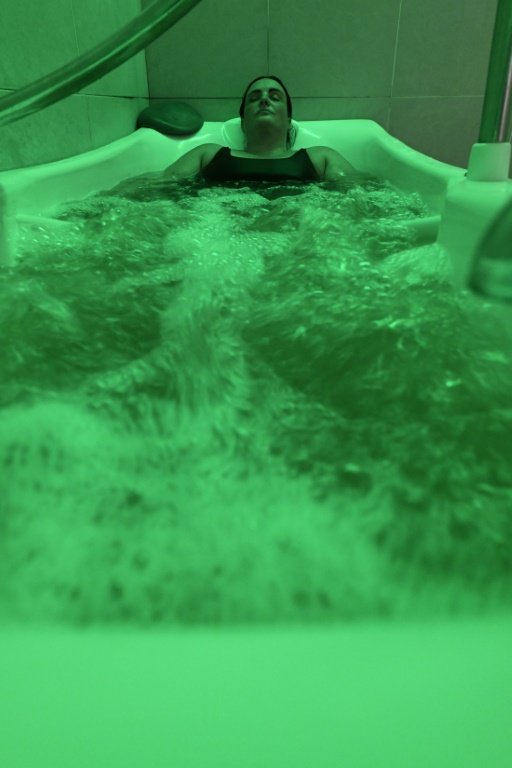 Laura Becker, atteinte d'un Covid long, suit des séances de balnéothérapie au Centre thermal Saint-Eloy d'Amnéville, en Moselle, le 17 juin 2025
