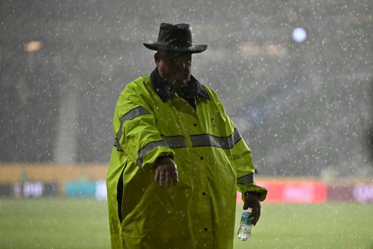 Un officier de police américain pendant l'interruption pour alerte météorologique du match du Groupe H de la Coupe du monde des clubs 2025 entre Pachuca et Salzbourg, à Cincinnati, le 18 juin 2025