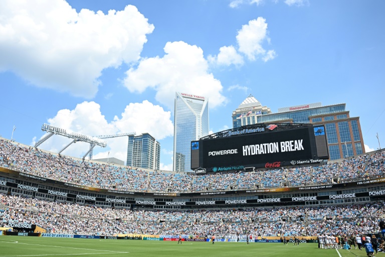 Pendant une pause rafraichissement lors du match de poule entre le Real Madrid et Pachuca le 22 juin 2025 à Charlotte. Depuis le début du Mondial des clubs, la Fifa impose ces pauses aux 30e et 75e minutes des rencontres
