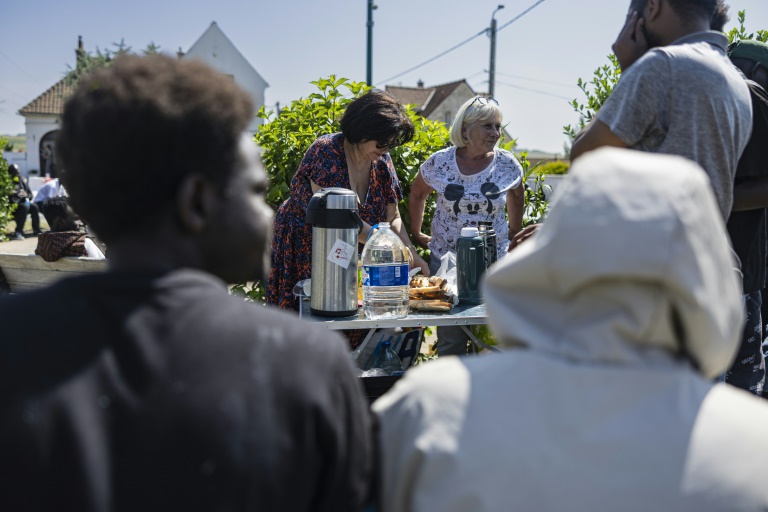 Des riveraines réunies en collectif pour venir en aide aux migrants dont la traversée échoue à Wimereux, côte d'Opale, le 18 juin 2025