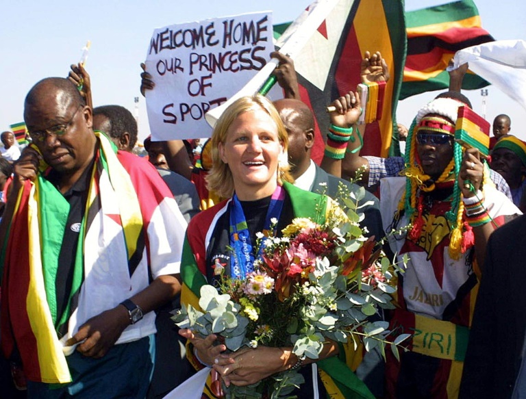 La nouvelle présidente du Comité international olympique (CIO), Kirsty Coventry, ici le 25 août 2004 à Harare, au Zimbabwe, à son retour des JO d'Athènes