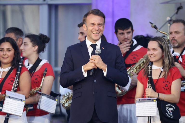 Le président français Emmanuel Macron s'exprime sur scène à la veille de la Fête de la musique, le 20 juin 2025 à Paris