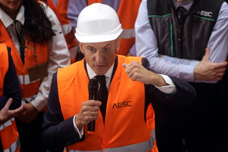 Le président Emmanuel Macron lors d'une visite d'une usine de batteries électriques flambant neuve du groupe sino-japonais AESC, à Douai dans le Nord, le 3 juin 2025
