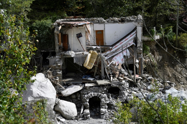 Les décombres de bâtiments endommagés se dressent à Tende, dans la vallée de la Roya, à environ 50 km au nord-est de Nice, dans le sud-est de la France, le 7 octobre 2020